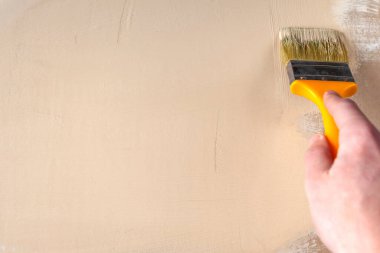 Ressamlar el boyacıları bej renkli alçıpan boyarlar.