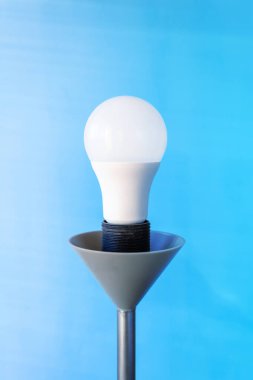 mavi arkaplanda lamba içinde modern kurşun ampul