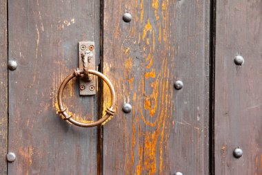 Tahta yüzey ve eski kapı tokmağı