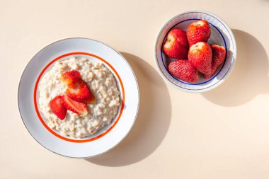 Çilekli, yulaf ezmeli sağlıklı diyet kahvaltı.