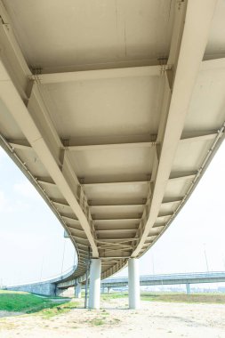 Mimari ve modern bir otomobil köprüsünün kıvrımı,