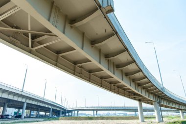 Modern otomobil köprülerinin mimarisi ve geometrisi