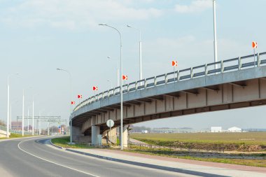 Modern bir otomobil köprüsünün mimarisi, çizgilerin geometrisi