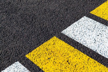 Asfalt, arkaplan, doku üzerinde yaya geçişinin parlak işaretleri