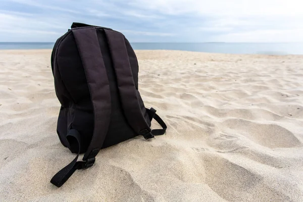 Black Backpack Beach Sea — Stock Photo, Image