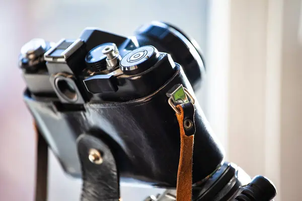Tripodun Üzerindeki Bir Çantada Eski Bir Kamera — Stok fotoğraf