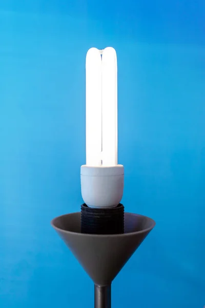 Heldere Spaarlamp Lamp Een Blauwe Achtergrond — Stockfoto