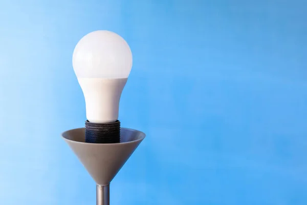 Lampadina Led Moderna Lampada Sfondo Blu Spazio Copia — Foto Stock