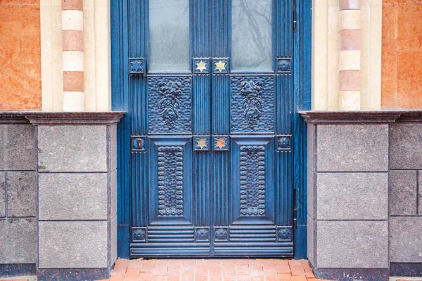 Массивная Голубая Дверь — стоковое фото