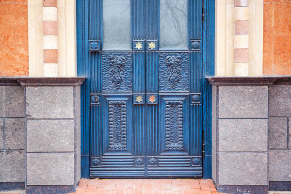 массивная голубая дверь
