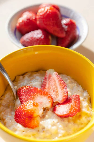 イチゴとオートミールの健康的な食事の朝食 — ストック写真