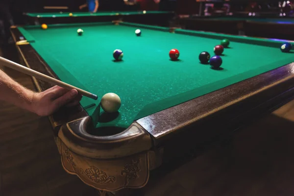 Die Hand Des Typen Der Auf Den Ball Billard Zielt — Stockfoto