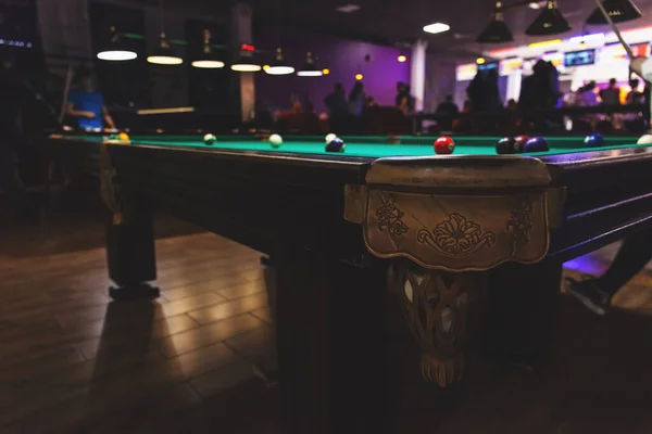 Kulüpte topları olan eski bir bilardo masası.