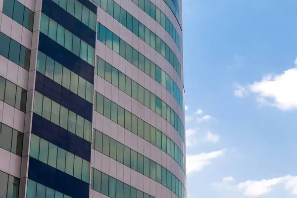 Fenêtres Vertes Bâtiment Moderne Contre Ciel Bleu — Photo