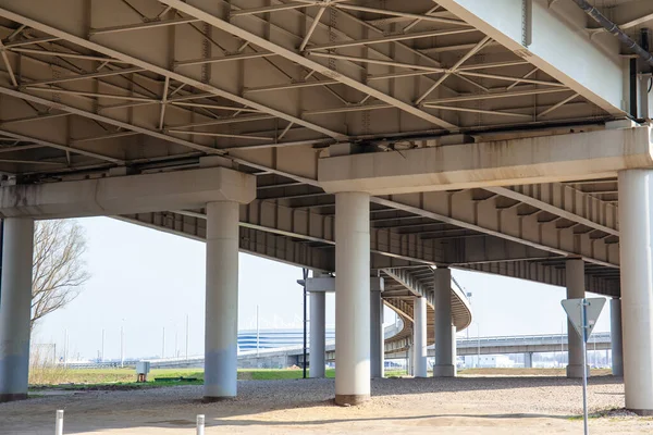Vista Desde Debajo Del Moderno Puente Automóviles Con Poderosos Ejes — Foto de Stock