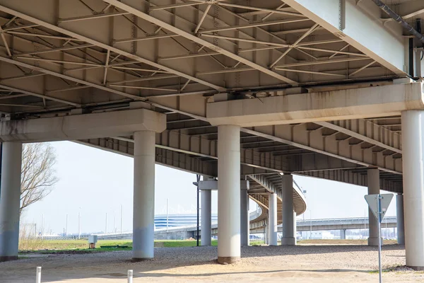 Vue Dessous Pont Automobile Moderne Avec Des Axes Puissants — Photo