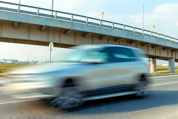 Voiture Blanche Floue Déplaçant Rapidement Sur Fond Pont Chevalets — Photo