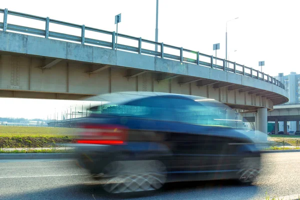 Voiture Noire Floue Déplaçant Rapidement Sur Fond Pont Chevalets — Photo