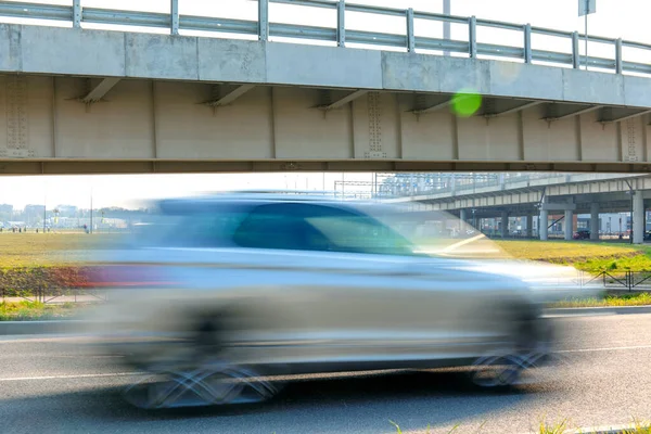 Voiture Grise Floue Déplaçant Rapidement Sur Fond Pont Chevalets — Photo