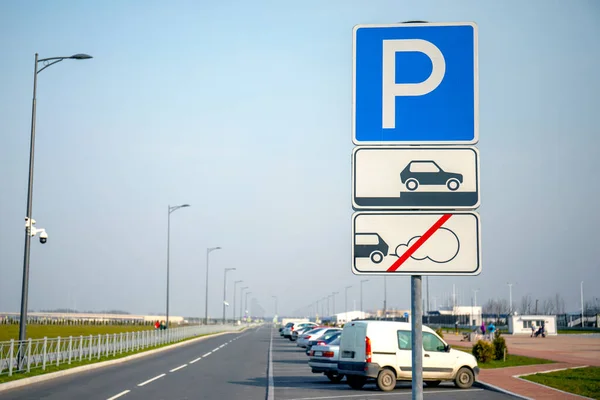 Sinal Estacionamento Meio Uma Variedade Carros Estacionamento Público — Fotografia de Stock