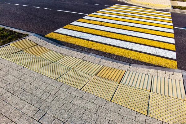 Tastfliese Für Blinde Vor Einem Fußgängerüberweg Auf Einer Stadtstraße — Stockfoto