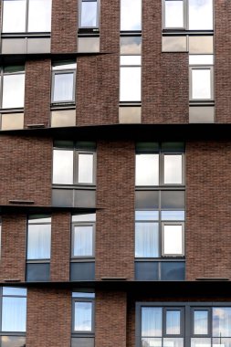 Yeni bir bina duvarı, modern mimari detaylar.