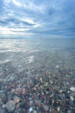 Deniz yüzeyinden ufka bulutlu bir gökyüzünün altında