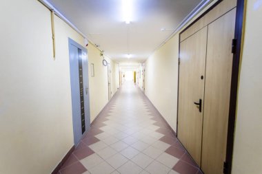 Sonunda parlak ışık olan uzun bir koridor.