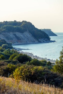 Güneşli bir günde, deniz kenarında güzel bir uçurum.