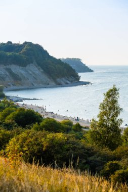 Güneşli bir günde, deniz kenarında güzel bir uçurum.