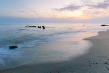 Güneş doğarken uzun süre açık deniz yüzeyinde dalgalanan dalgalanmalar