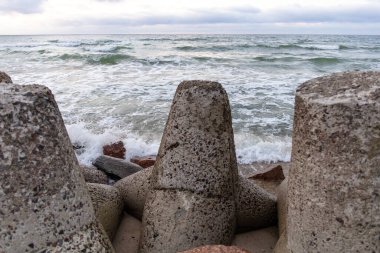 Deniz kenarındaki beton çit.