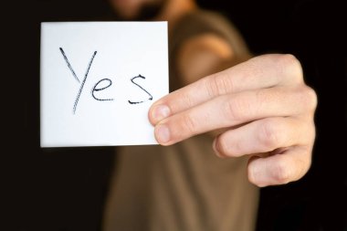 Adam uzanmış elinde bir çarşaf tutuyor. Üzerinde 