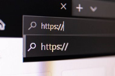 Https protokolü ile bir monitör ekranındaki bir tarayıcıdaki adres çubuğunun yakın plan görüntüsü