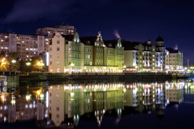 Nehir kenarındaki gece manzarası Parlak ışıklarla