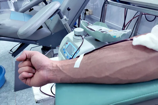 Zbliżenie Męskiej Ręki Dawcy Krwi — Zdjęcie stockowe