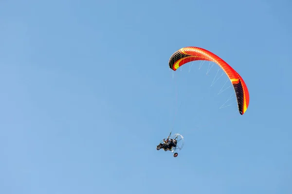 Parapente Lumineux Avec Moteur Vole Dans Ciel Bleu — Photo