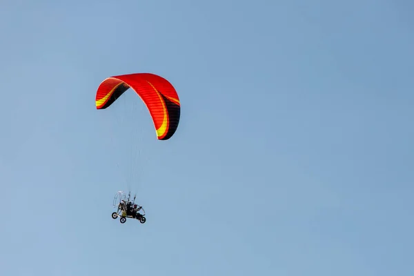 Bright Paraglider Motor Flies Blue Sky — Stock Photo, Image