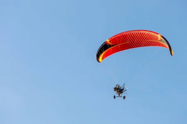 Parapente Lumineux Avec Moteur Vole Dans Ciel Bleu — Photo