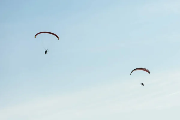 Два Парапланериста Мотором Летять Синьому Небі — стокове фото