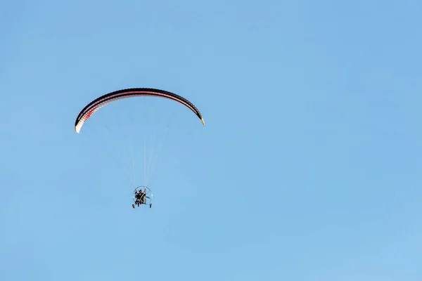 Bright Paraglider Motor Flies Blue Sky — Stok fotoğraf