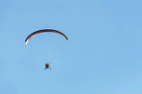 Jasny Paralotnia Motorem Leci Niebieskim Niebie — Zdjęcie stockowe