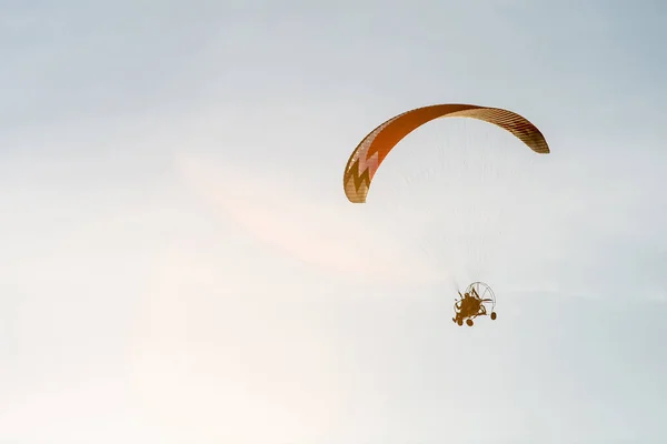 Bright Paraglider Motor Flies Blue Sunny Sky — Stok fotoğraf