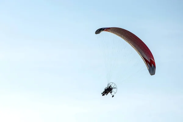 Jasny Paralotnia Motorem Leci Niebieskim Niebie — Zdjęcie stockowe