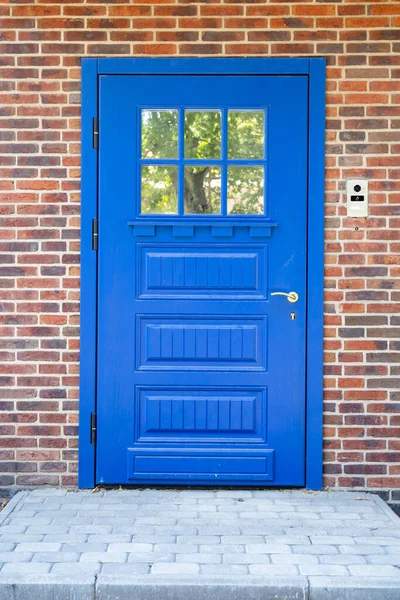 Blue Wooden Front Door Brick Wall — Stock Photo, Image