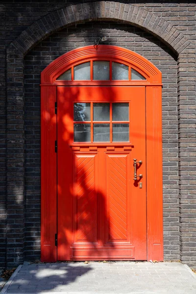 Красная Деревянная Входная Дверь Кирпичной Стене — стоковое фото