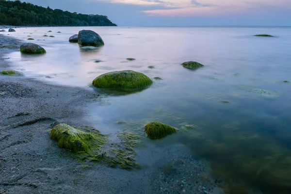 Landschaft Der Meeresküste Mit Großen Felsbrocken Wasser Die Bei Langer — Stockfoto