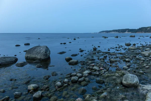 Seascape Rocky Beach Covered Mud Large Boulders Water Blue Twilight — Stock Photo, Image