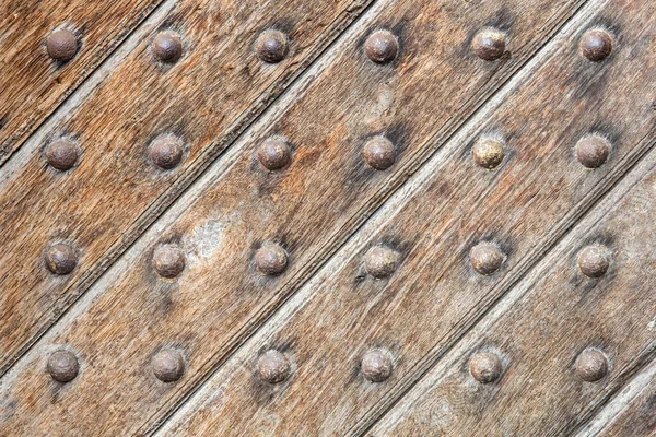 金属螺栓 纹理的旧木制表面 — 图库照片