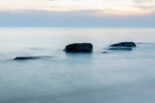 Longa Exposição Superfície Mar Lisa Com Grandes Pedras Saindo Água — Fotografia de Stock